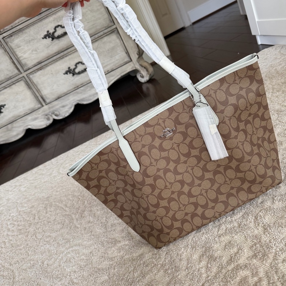 Coach City Tote Bag In Signature Canvas - Khaki Light Sage

BRAND NEW / NWT